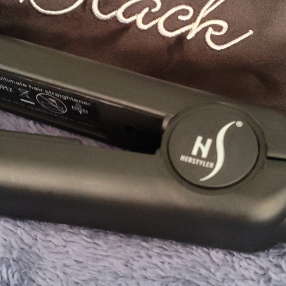 Like-New Black HerStyle Hair Straightener - Picture 3 of 3